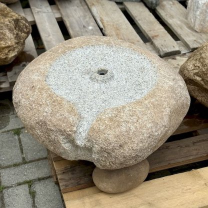 Vodní prvek Bublina z přírodního labského kamene s autorským pítkem od Václav Holase