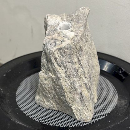 Vodní prvek Čertštajn z přírodního kamene ve vzhledu mramoru včetně kompletního příslušenství