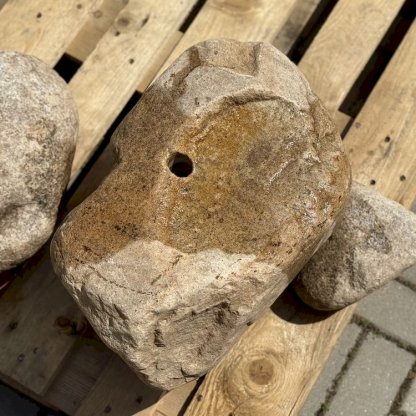Vodní prvek do zahrady přírodní labský kámen s pítkem, kompletní fontánové příslušenství