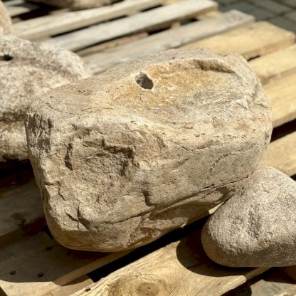 Vodní prvek do zahrady přírodní labský kámen s pítkem, kompletní fontánové příslušenství