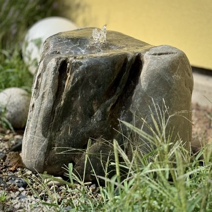 Vodní prvek Vodopád ze solitérního přírodního kamene, kompletní fontánové příslušenství