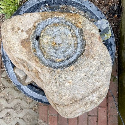 Vodní prvek Kruh s přírodním kamenem z tvorby Václava Holase