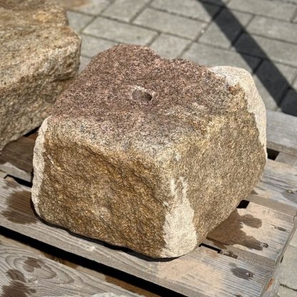 Vodní prvek s přírodním hranatým kamenem a kompletním fontánovým příslušenstvím