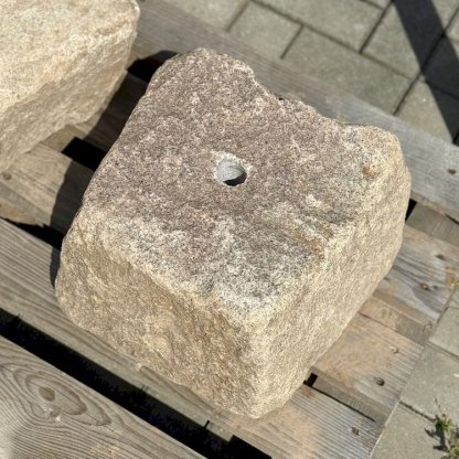 Vodní prvek s přírodním hranatým kamenem a kompletním fontánovým příslušenstvím