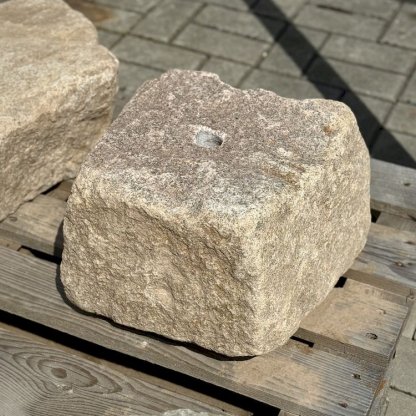 Vodní prvek s přírodním hranatým kamenem a kompletním fontánovým příslušenstvím 2