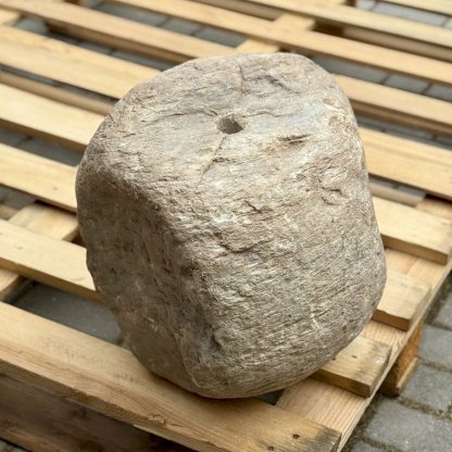 Vodní prvek s přírodním kamenem s prohlubní, kompletní fontánové přislušenství