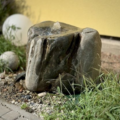 Vodní prvek Vodopád ze solitérního přírodního kamene, kompletní fontánové příslušenství