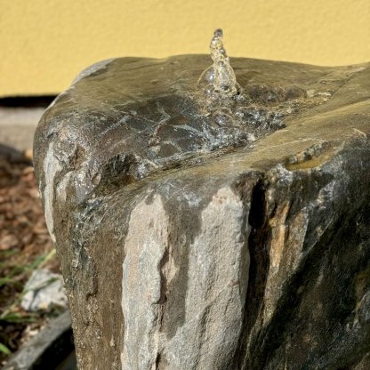 Vodní prvek Vodopád ze solitérního přírodního kamene, kompletní fontánové příslušenství