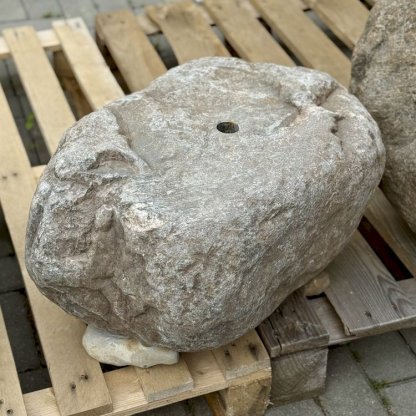 Vodní prvek z labského kamene s přírodním pítkem, kompletní fontánové příslušenství