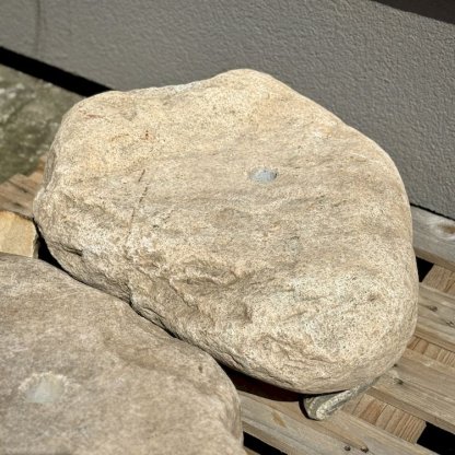 Zahradní fontána s plochým přírodním labským kamenem a kompletním fontánovým příslušenstvím