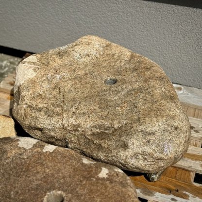Zahradní fontána s plochým přírodním labským kamenem a kompletním fontánovým příslušenstvím