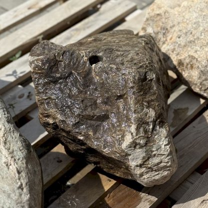 Zahradní fontána s přírodním tmavě šedým kamenem a kompletním fontánovým příslušenstvím