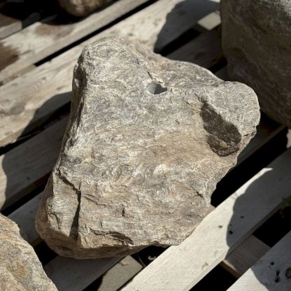 Zahradní fontána s přírodním tmavě šedým kamenem a kompletním fontánovým příslušenstvím
