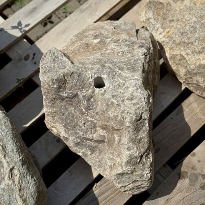 Zahradní fontána s přírodním tmavě šedým kamenem a kompletním fontánovým příslušenstvím
