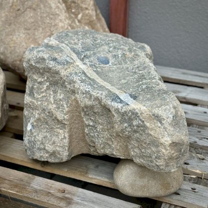 Zahradní fontána tmavý přírodní kámen do zahrady, kompletní fontánové příslušenství