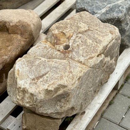 Zahradní fontána z přírodního českého kamene s kompletním fontánovým příslušenstvím