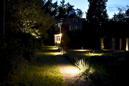 Osvětlení zahrady příchodové cesty k domu