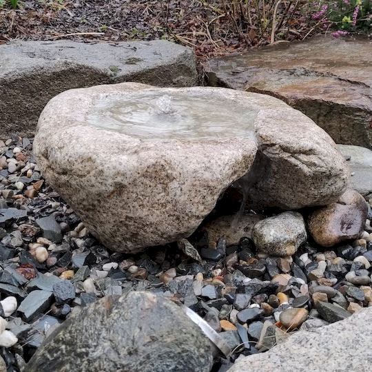 Zahradní fontána vodní prvek přírodní kámen