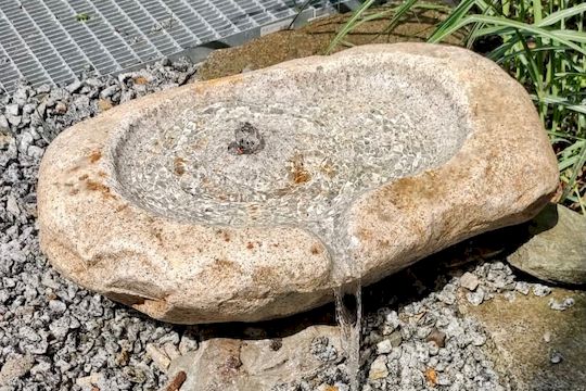 Vodní prvek přírodní kámen s pítkem do zahrady