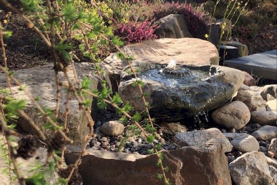 zahradní fontána přírodní kámen vodní prvek do zahrady