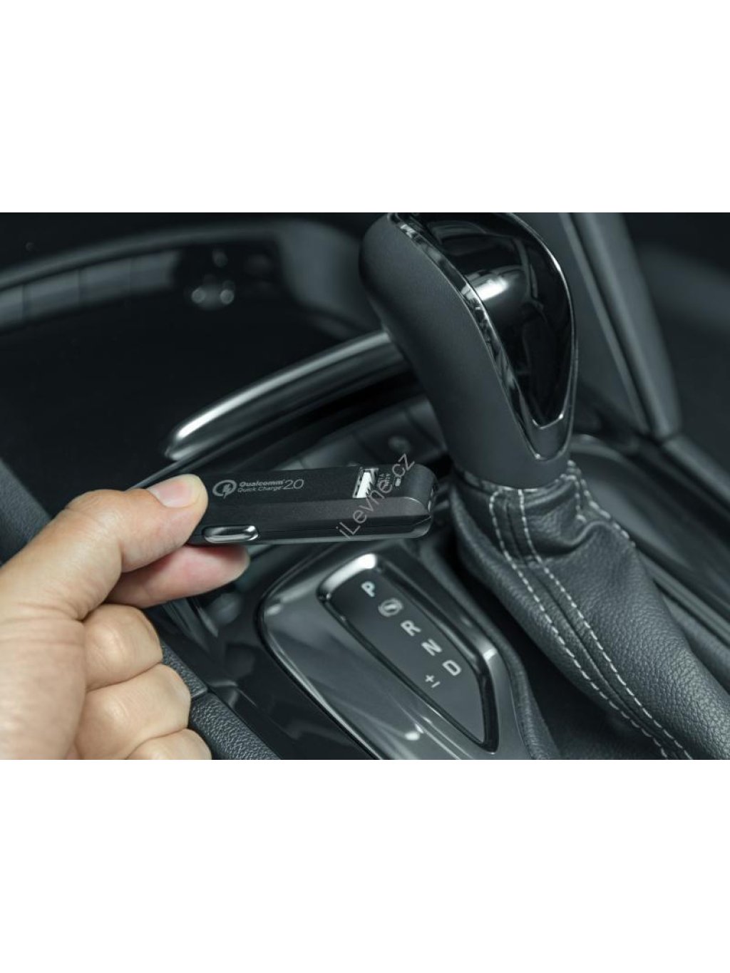 CarMAX 2 nabíječka do auta 2x Qualcomm Quick Charge 2.0, černá barva (USB-C kabel)