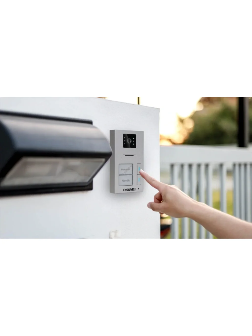 DoorPhone AP2-2 drátový videotelefon pro dva byty s aplikací, bílý