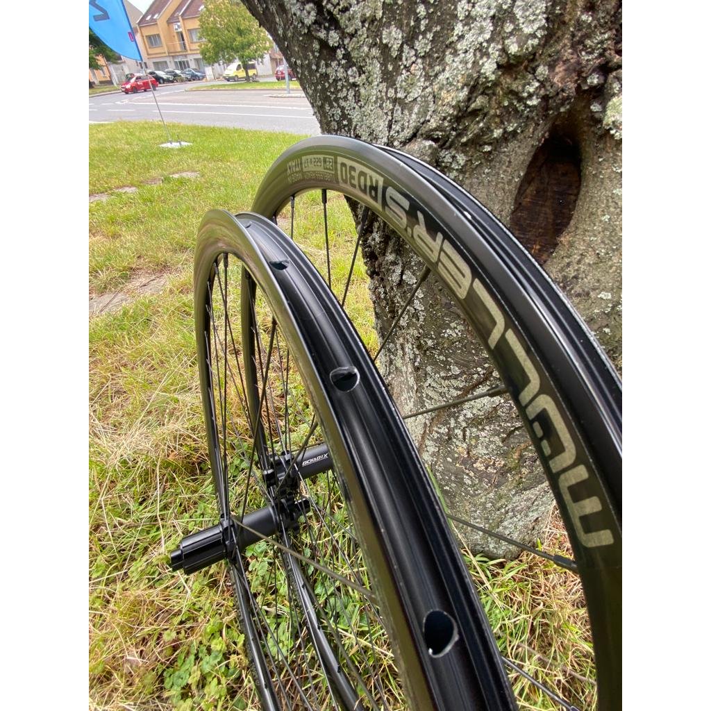 Zapletená kola Müller's RD30 28" HG TLR, přímý výplet, gravel / silniční, pevné osy