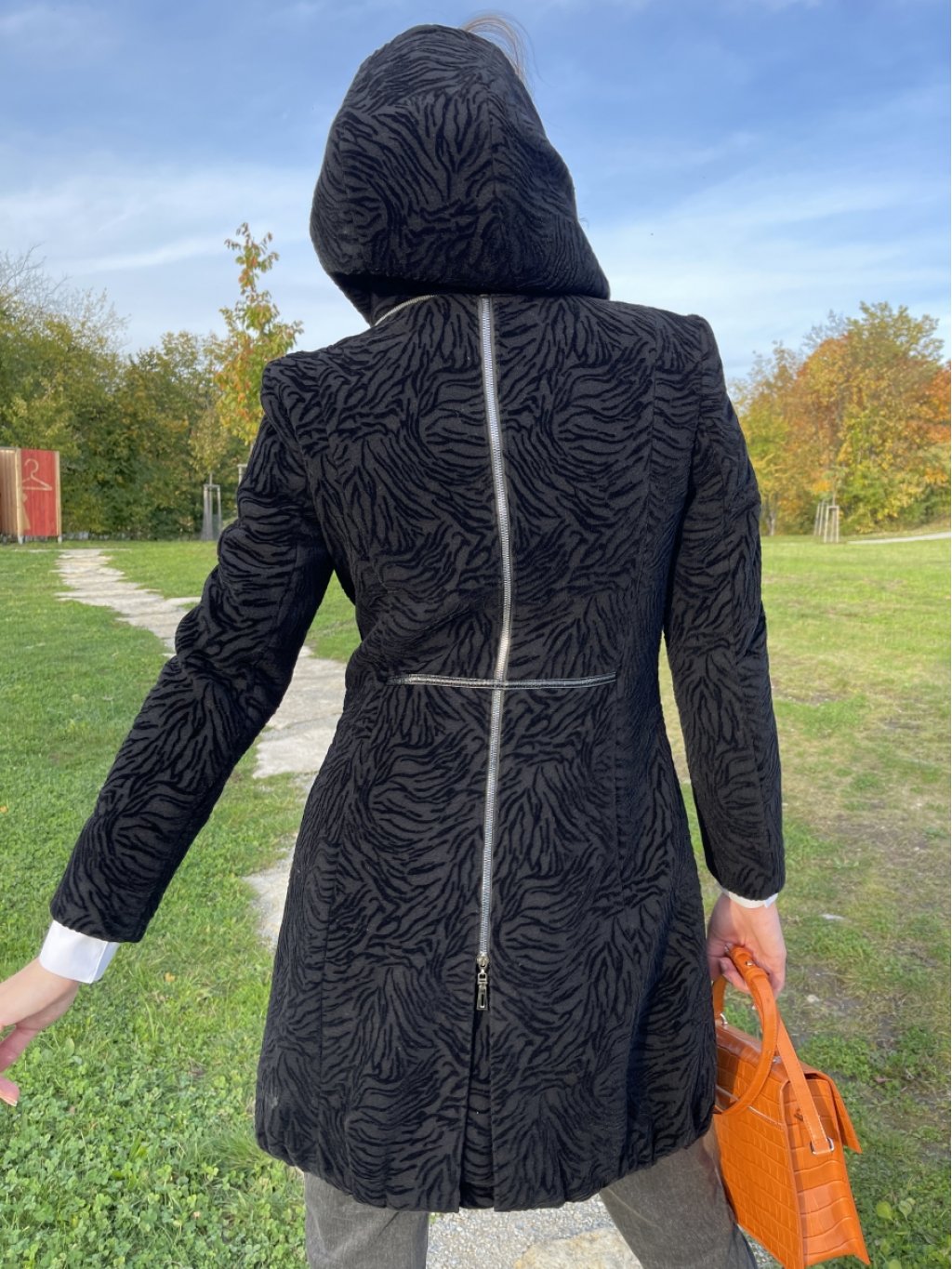 Kabát La Gabriella 5340-666 černý se vzorem na zip s kapucí