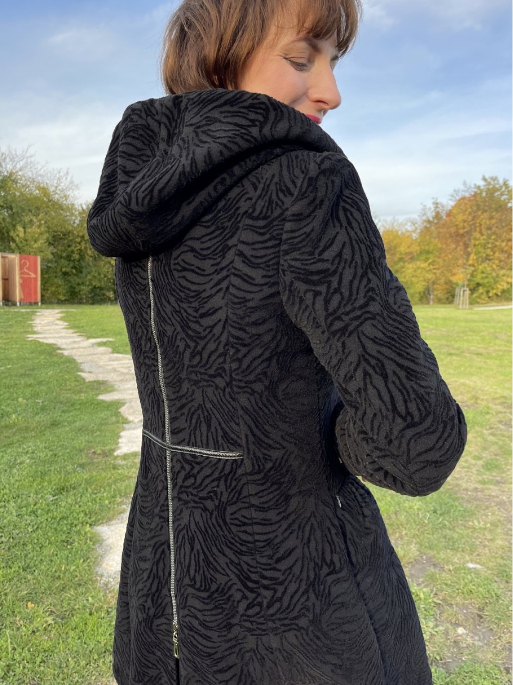 Kabát La Gabriella 5340-666 černý se vzorem na zip s kapucí