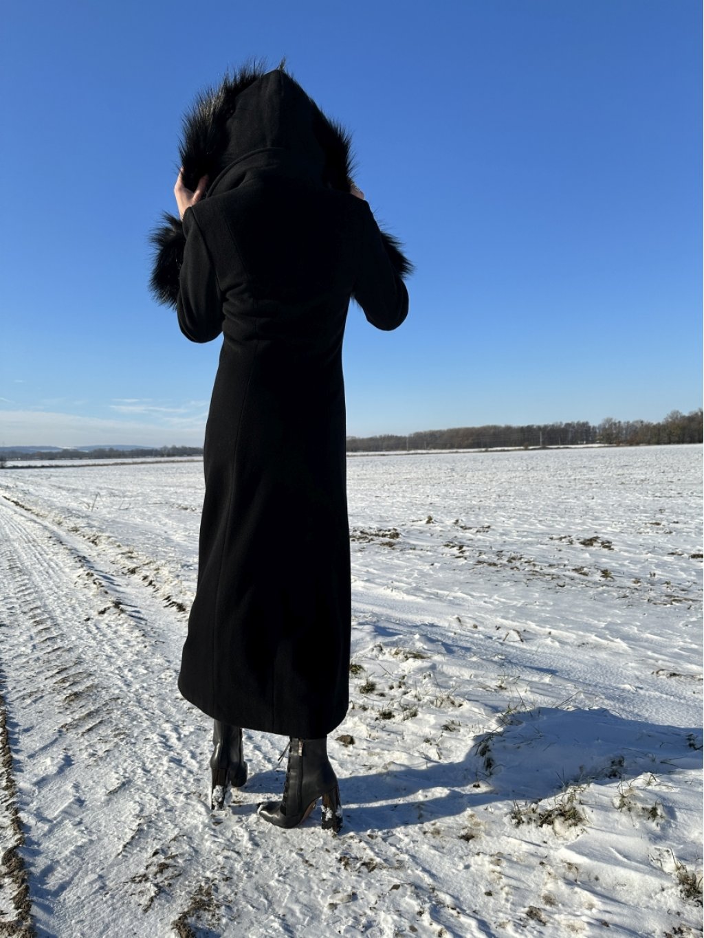 Kabát La Gabriella 5345 černý dlouhý s kožešinou