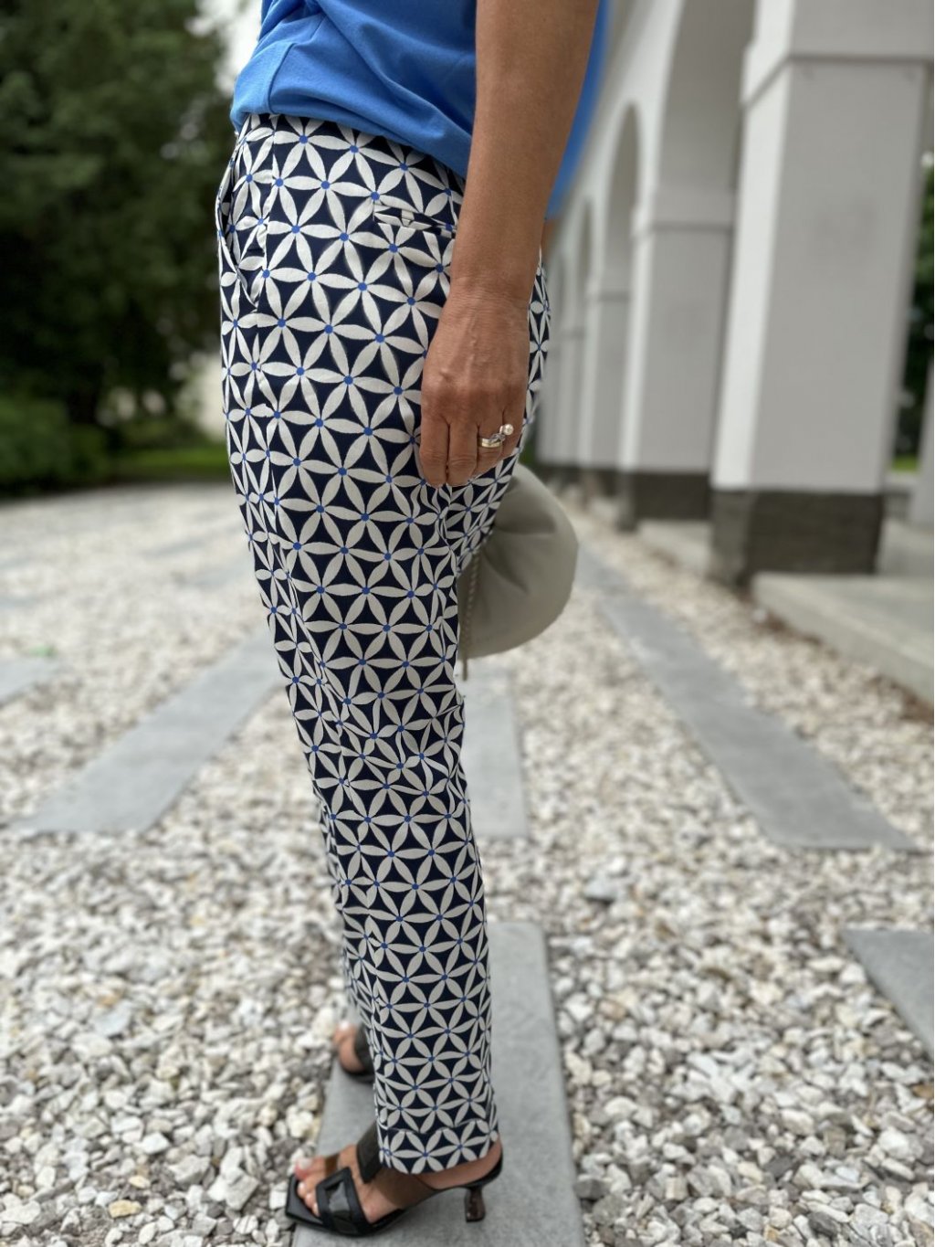 Kalhoty Kyra Florinda bílo modré vzorované 