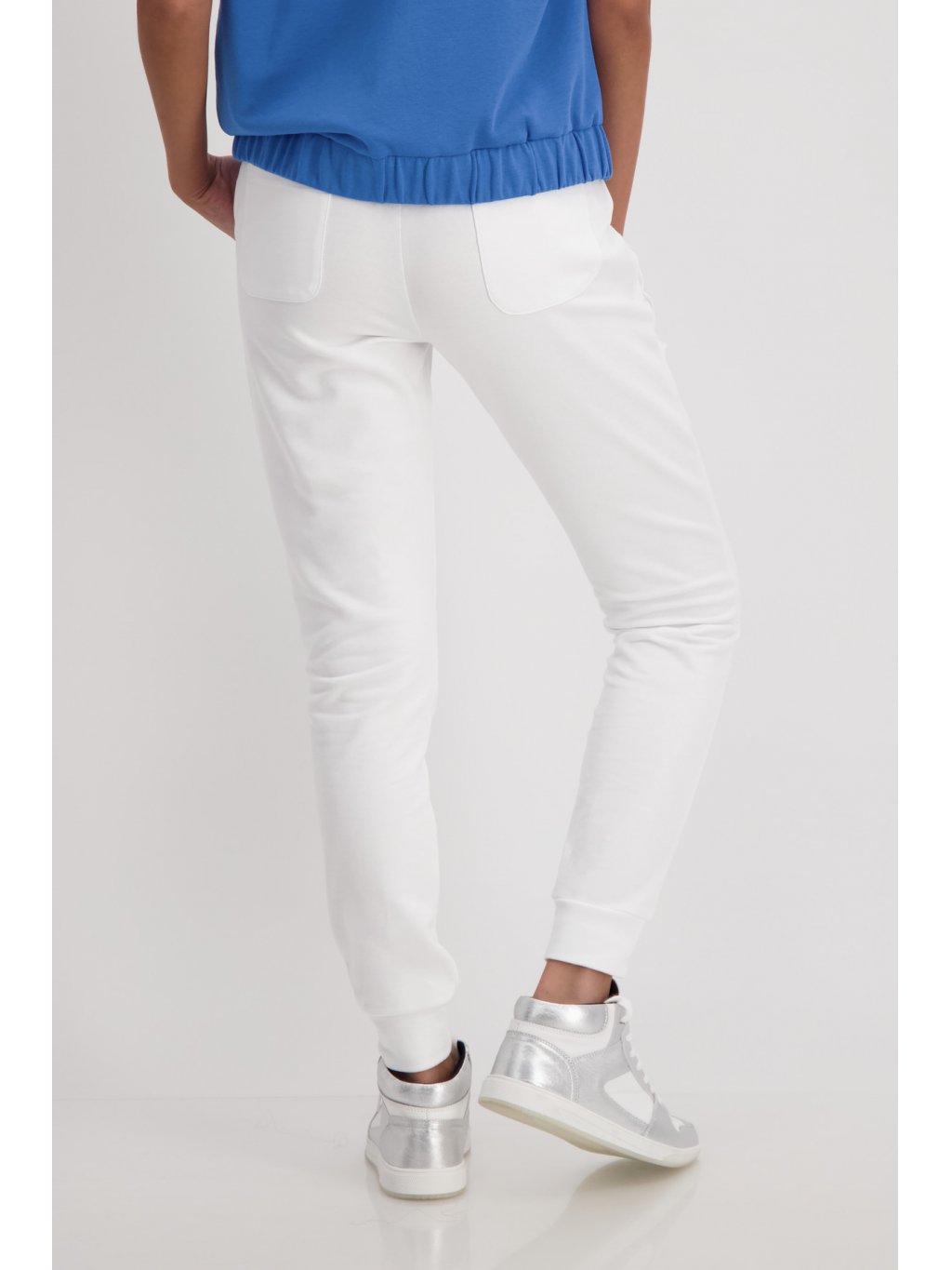 Kalhoty Monari 7213 bílé tepláky s modrou grafikou