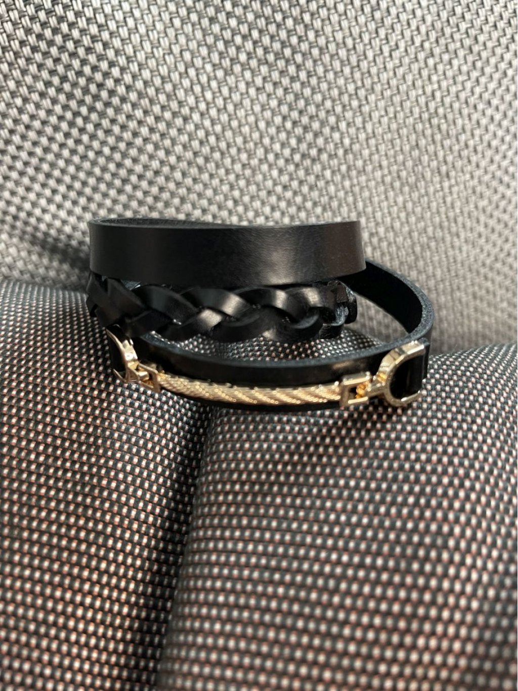 Náramek černý kožený se zlatými detaily splétaný