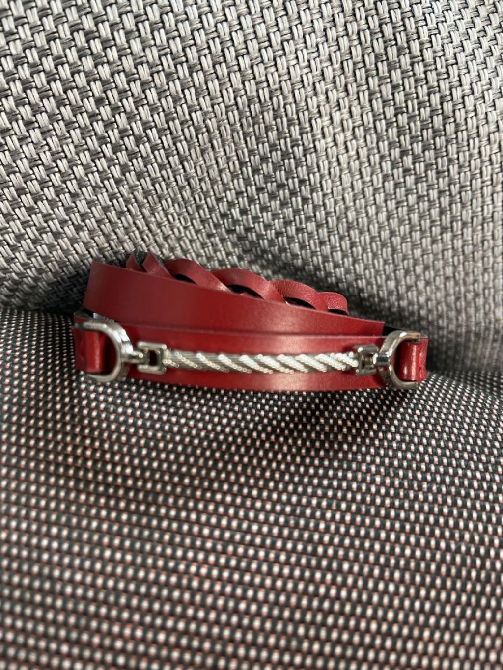 Náramek červený kožený se stříbrnými detaily splétaný
