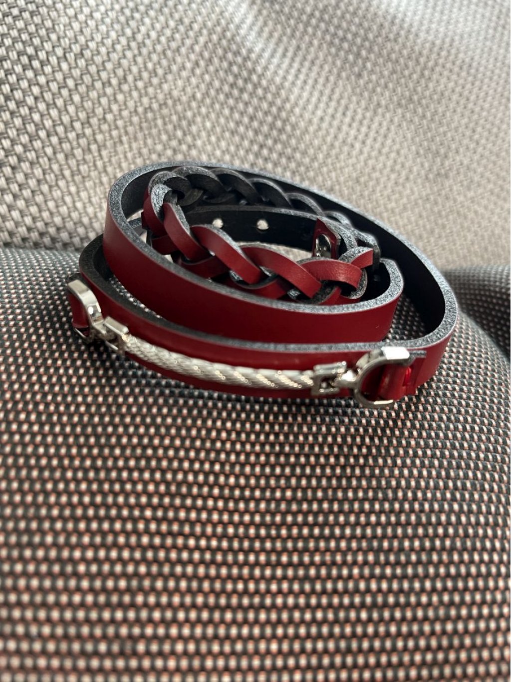 Náramek červený kožený se stříbrnými detaily splétaný