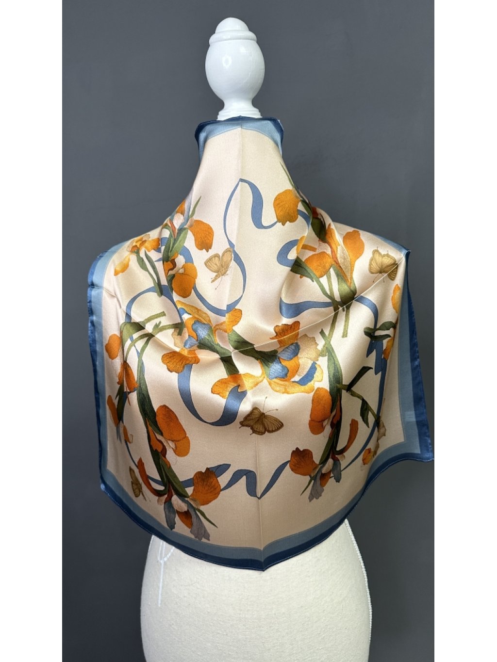 Šátek hedvábí béžový s oranžovým květem a modrým okrajem