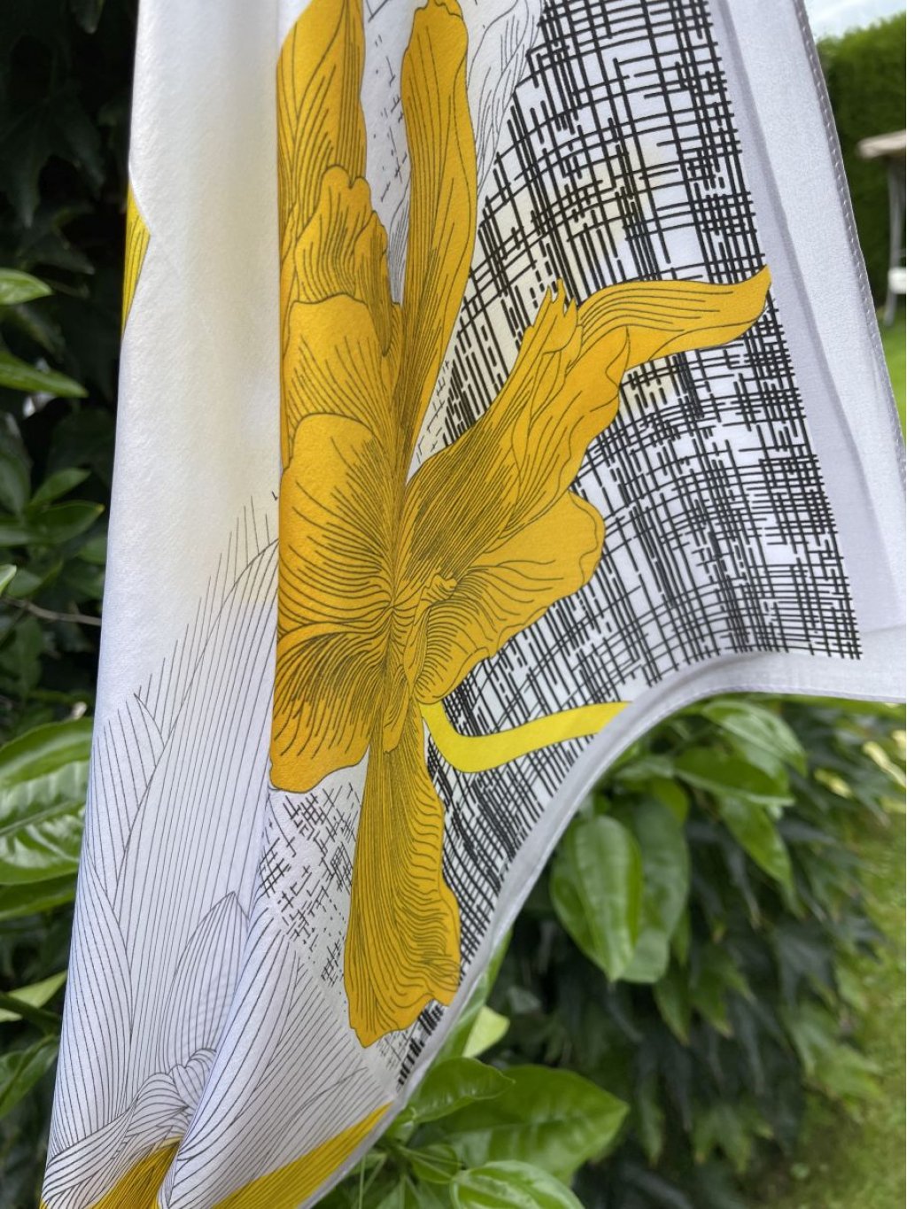 Šátek hedvábí malý žlutý grafický květ
