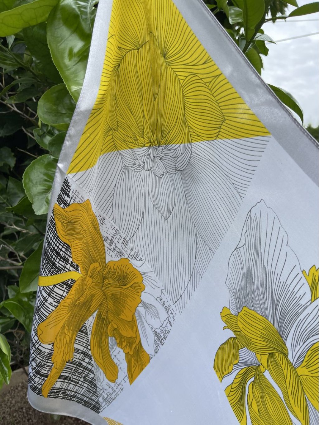 Šátek hedvábí malý žlutý grafický květ