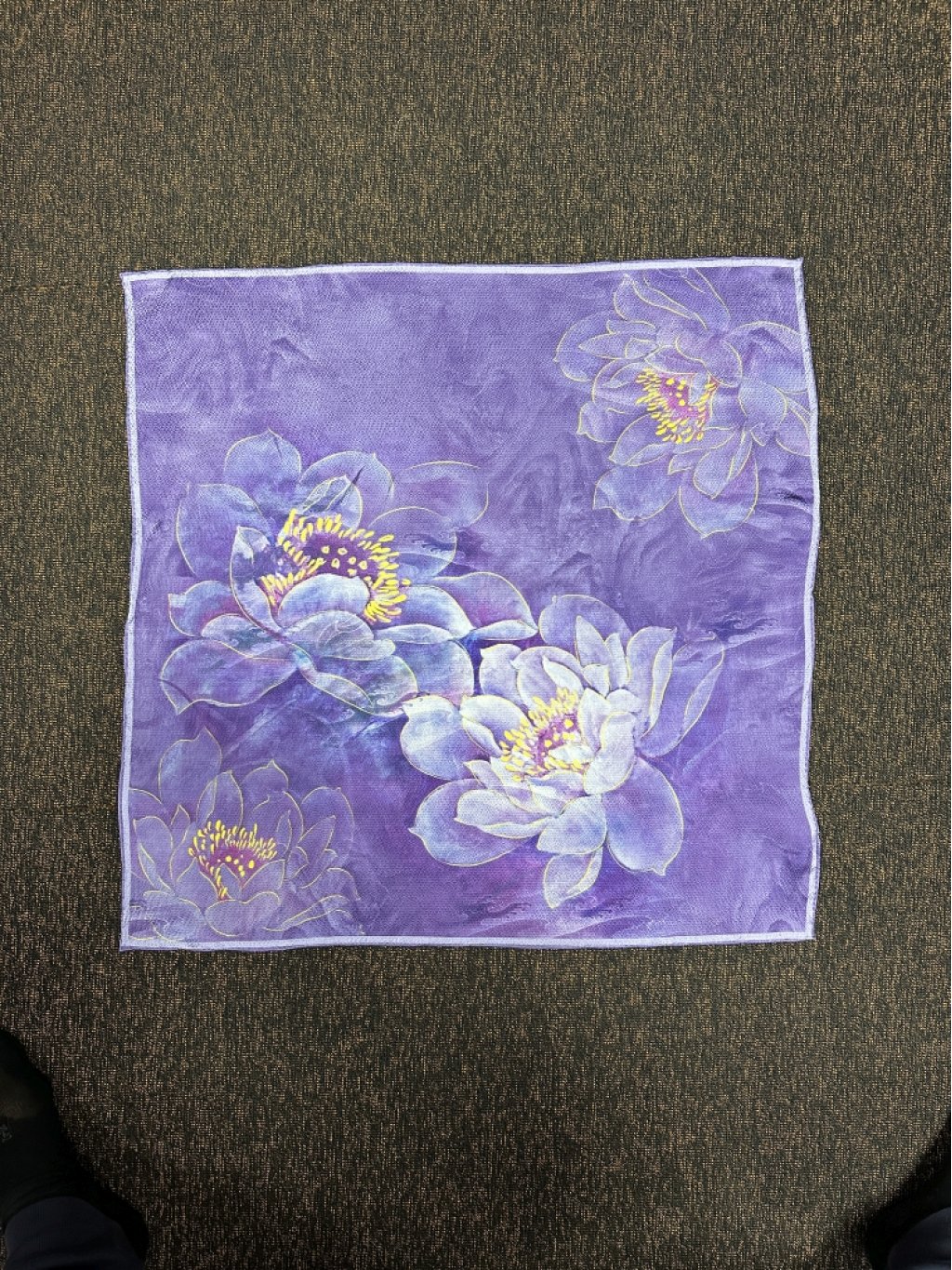 Šátek hedvábí střední fialový lotosový květ 