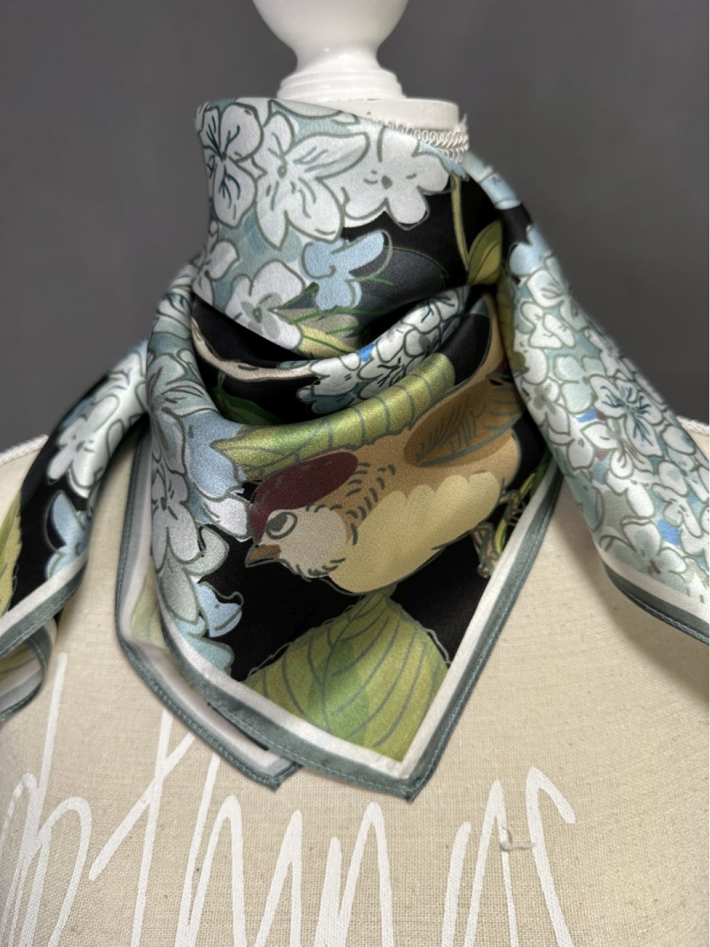 Šátek hedvábí střední hortenzie s ptáčky