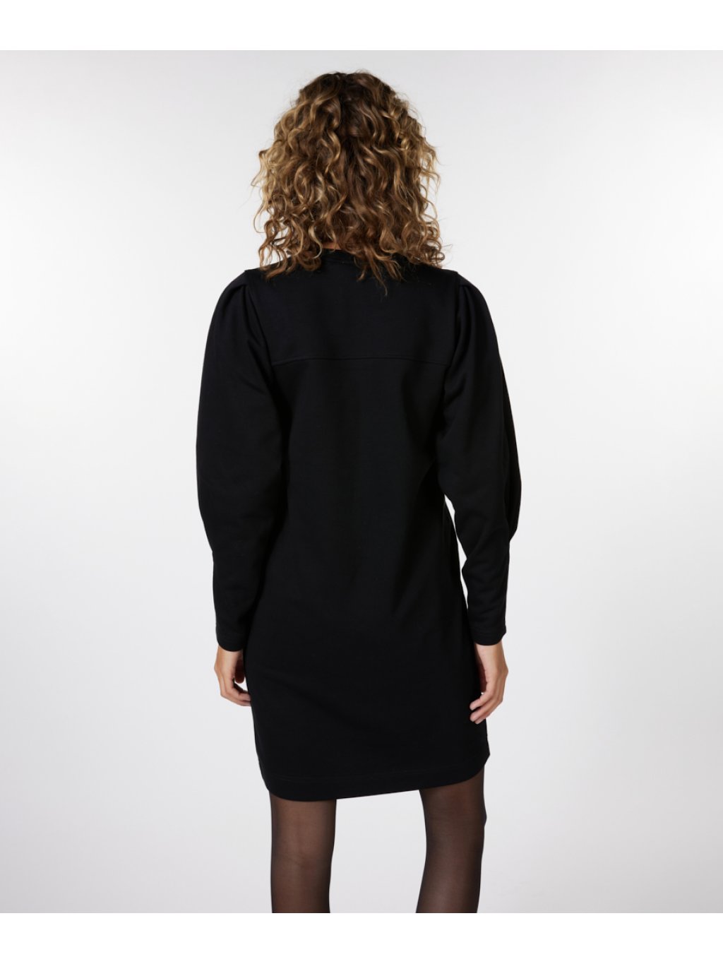 Šaty Esqualo 5713 černé s nápisem a zajímavým rukávem