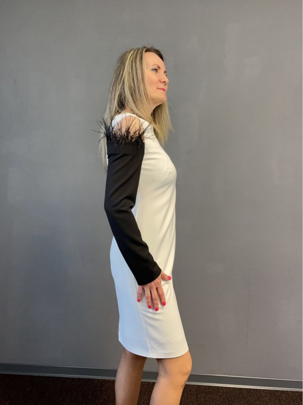 Šaty Estel 6113 černo bílé pouzdrové s peříčky