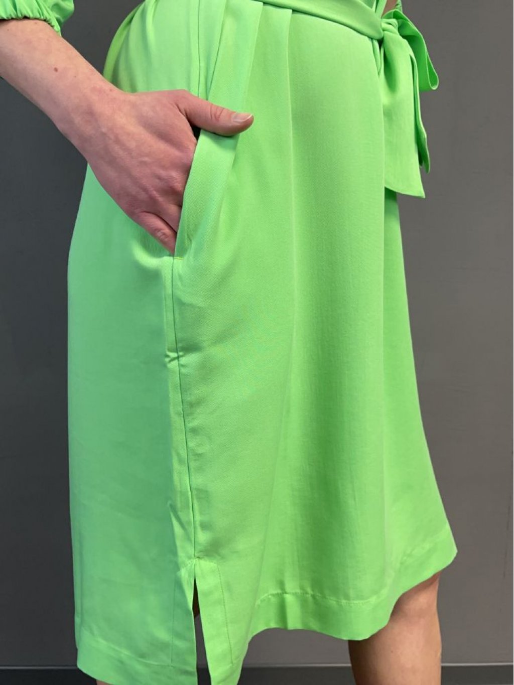 Šaty Kyra Dita zelené světlé s rafinovaným průstřihem