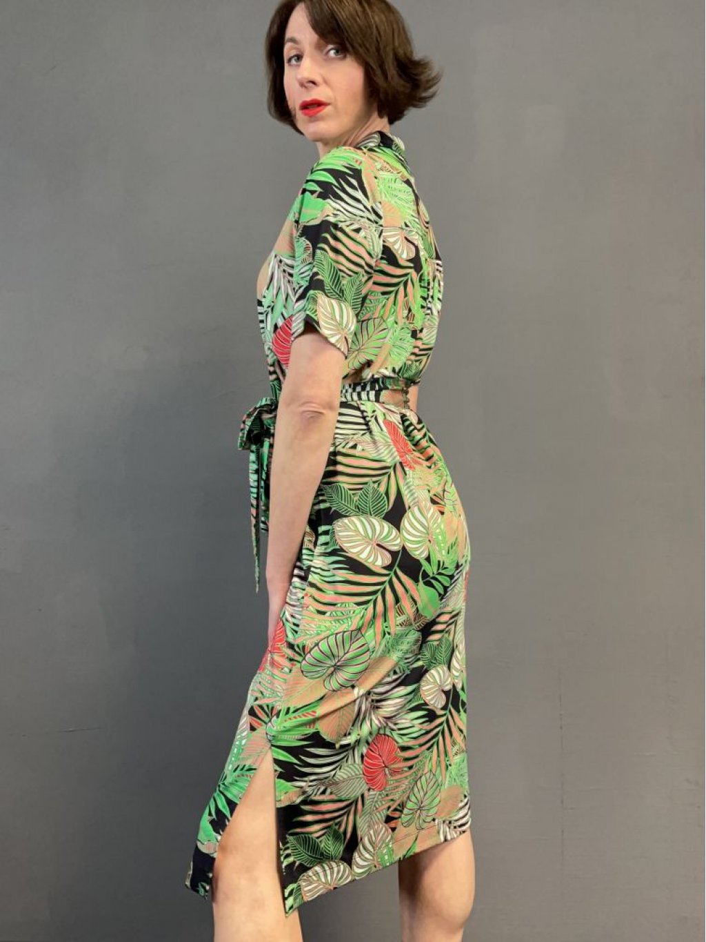 Šaty Kyra Kalla zeleno černo růžové s tropickými listy