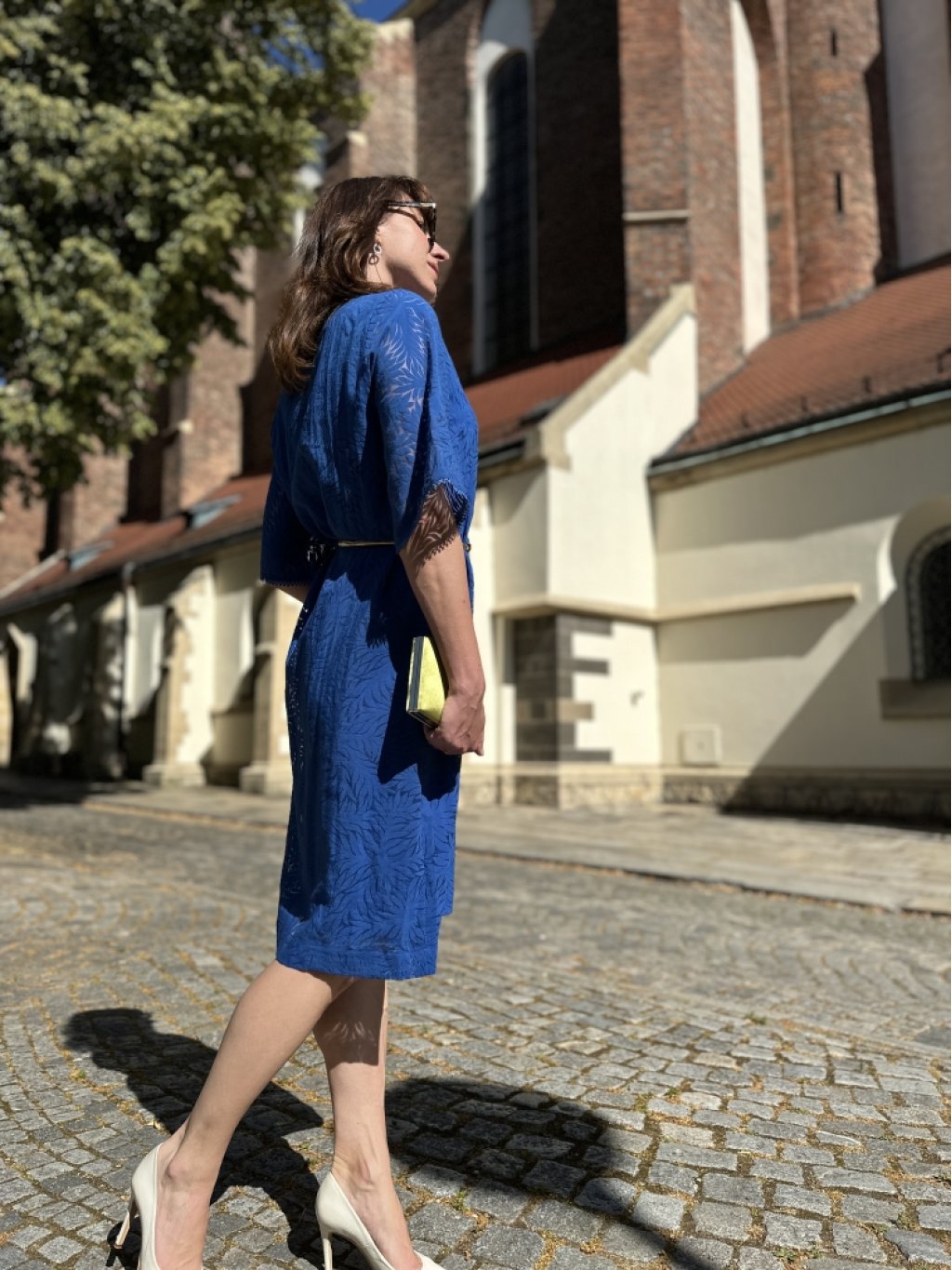 Šaty Kyra Odette modré v moderní krajce