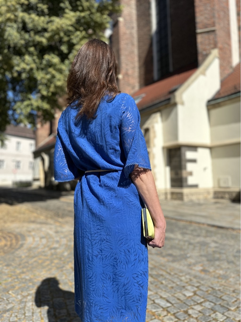 Šaty Kyra Odette modré v moderní krajce