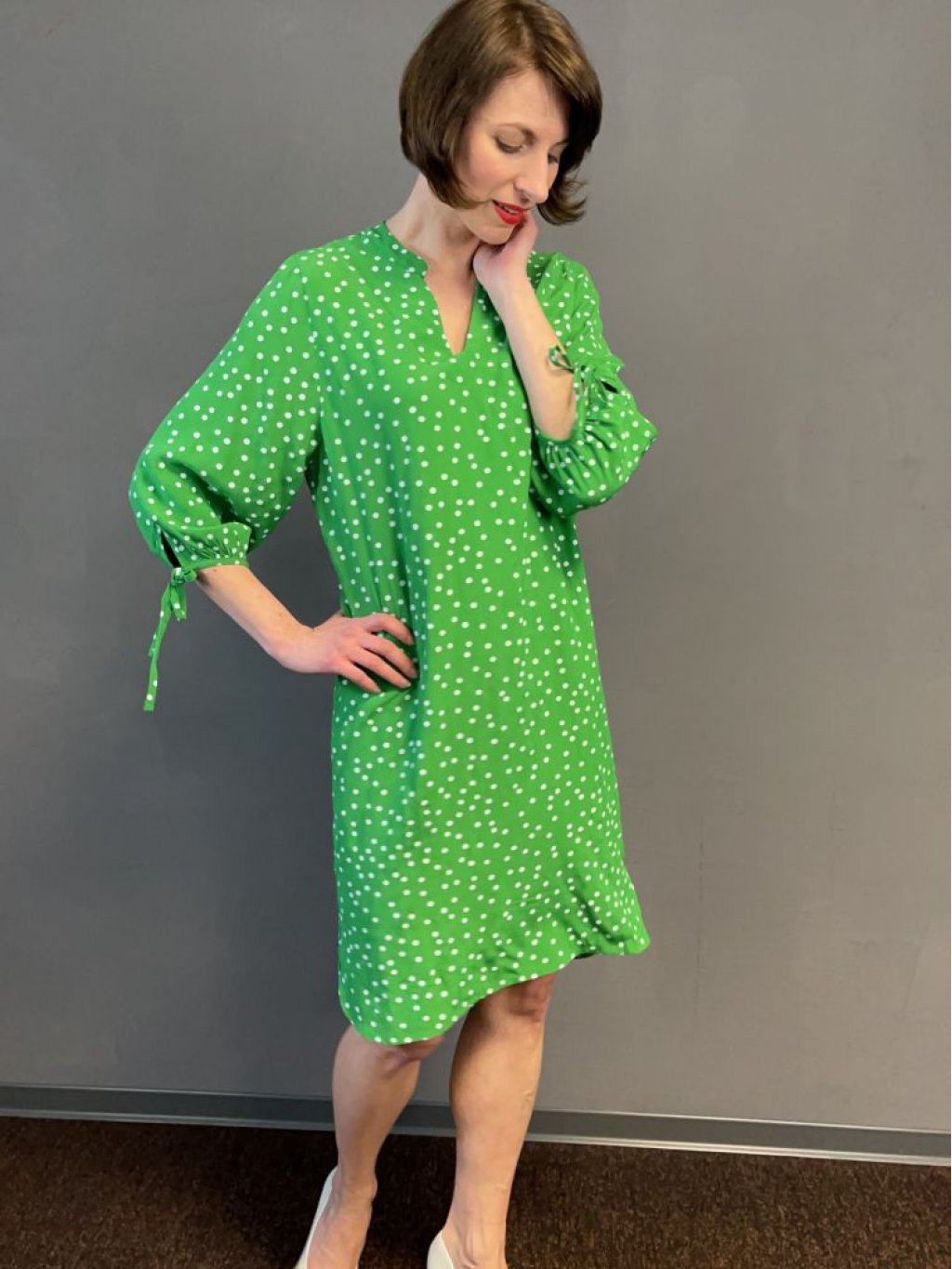 Šaty Kyra Roos zelené s puntíkem vzdušné
