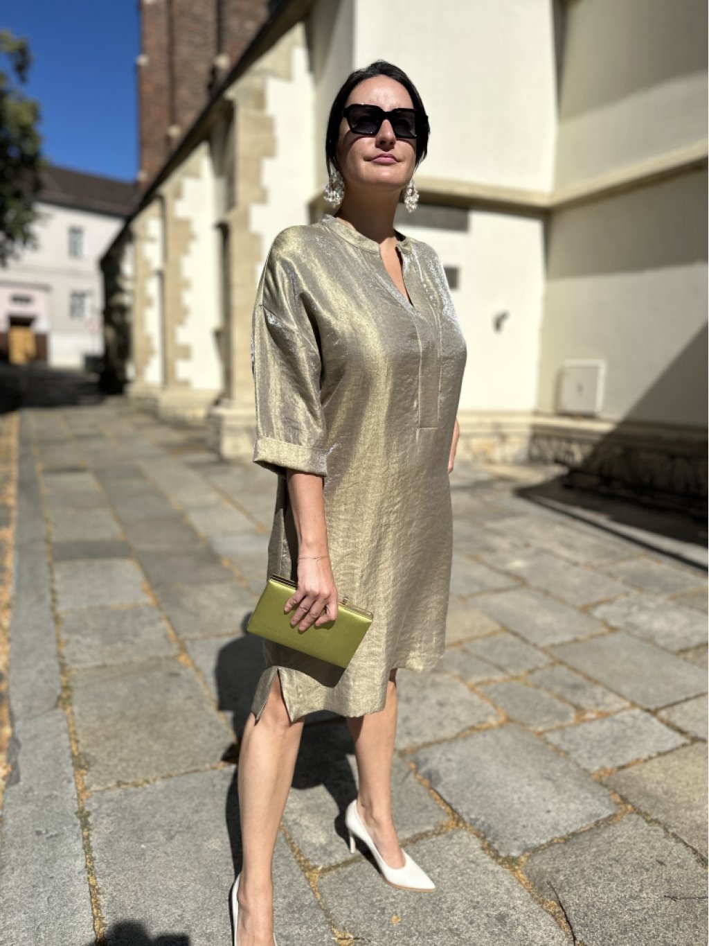 Šaty Kyra Wyna zlaté s výstřihem do V