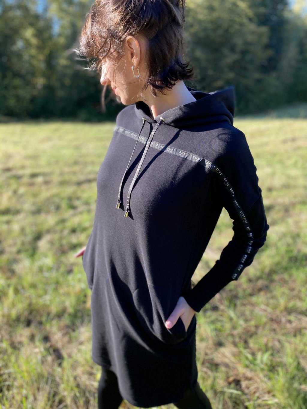 Šaty Long Bunt černé s kapucí sporty