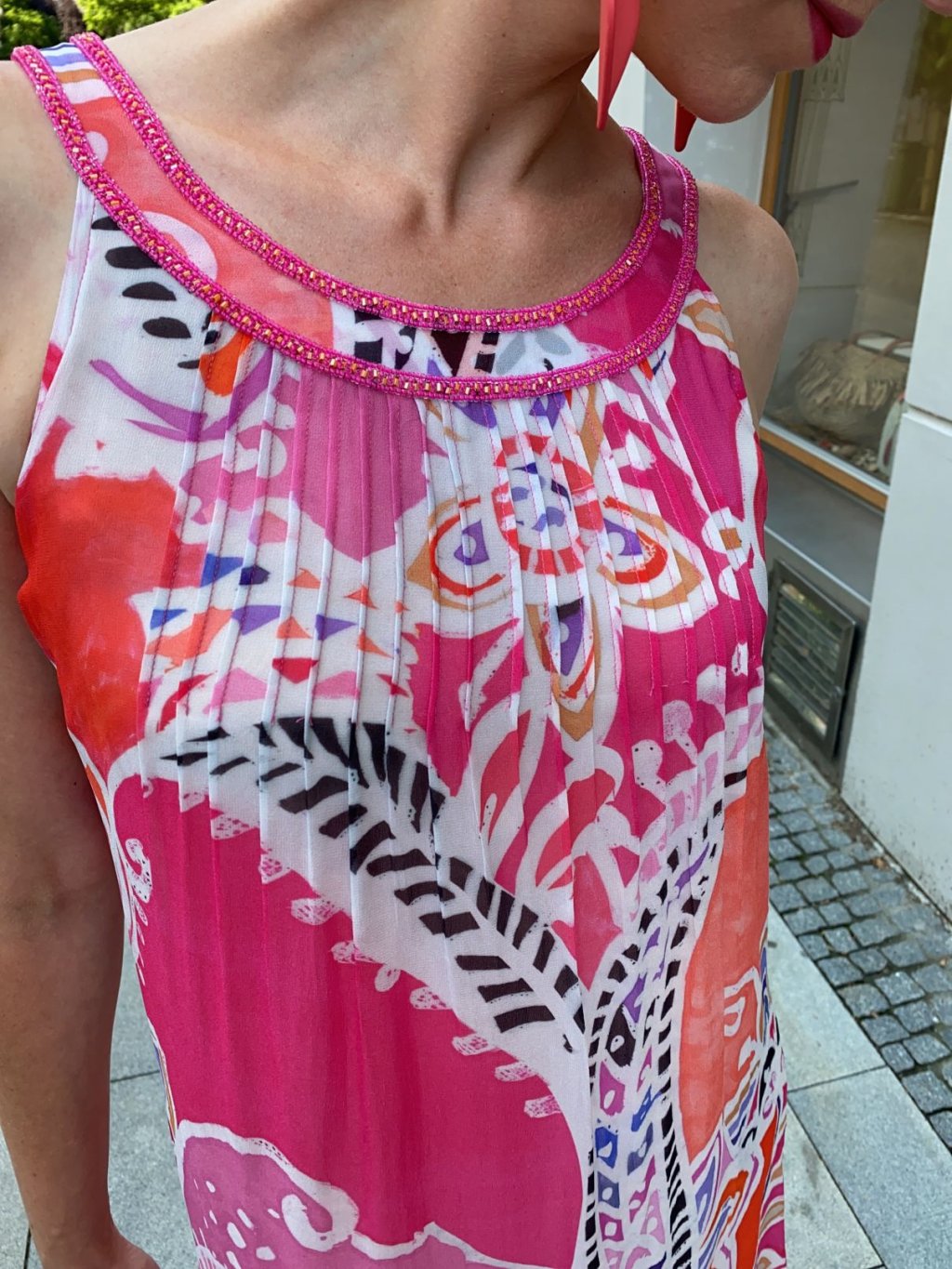 Šaty Malvin pestré s korálkovou výšivkou